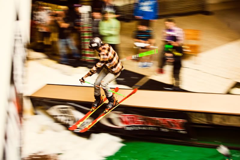 IMAGE: http://img.photobucket.com/albums/v333/surfkahakai/Snowboarding/aea7f26b.jpg