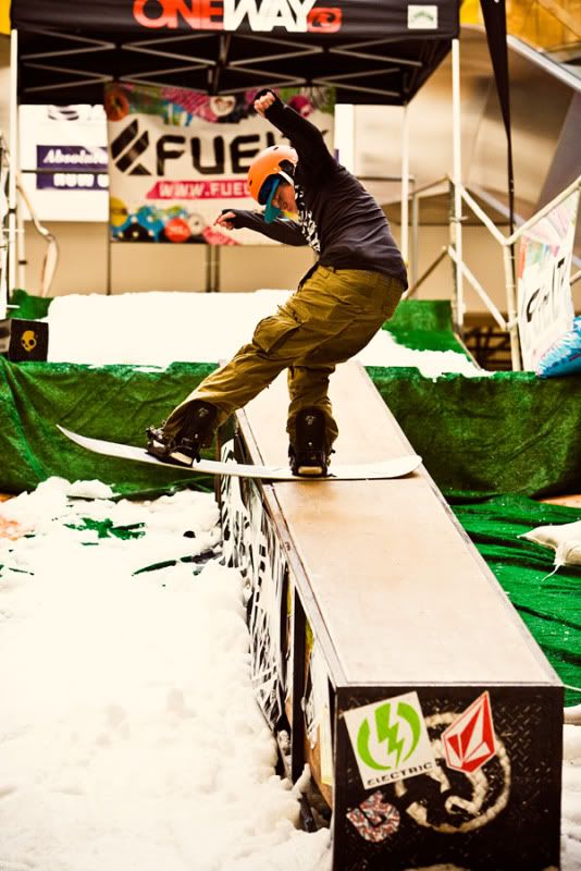 IMAGE: http://img.photobucket.com/albums/v333/surfkahakai/Snowboarding/afe357bb.jpg