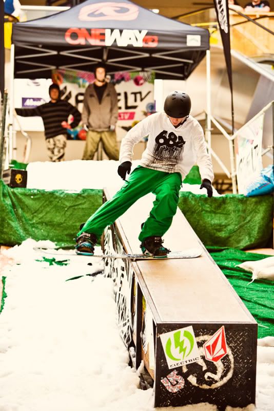 IMAGE: http://img.photobucket.com/albums/v333/surfkahakai/Snowboarding/b675071f.jpg