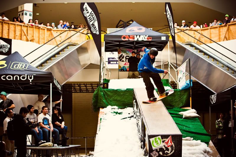 IMAGE: http://img.photobucket.com/albums/v333/surfkahakai/Snowboarding/e5922bf8.jpg