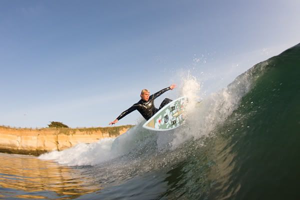 IMAGE: http://img.photobucket.com/albums/v333/surfkahakai/Surfing/20080511_blacks010.jpg