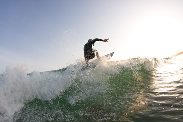 IMAGE: http://img.photobucket.com/albums/v333/surfkahakai/Surfing/20080511_blacks013.jpg