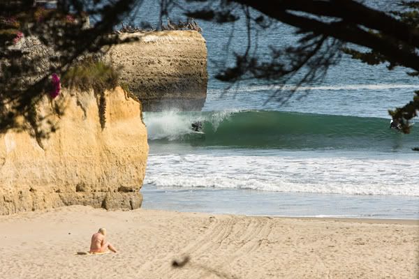 IMAGE: http://img.photobucket.com/albums/v333/surfkahakai/Surfing/20080519_blacks002.jpg