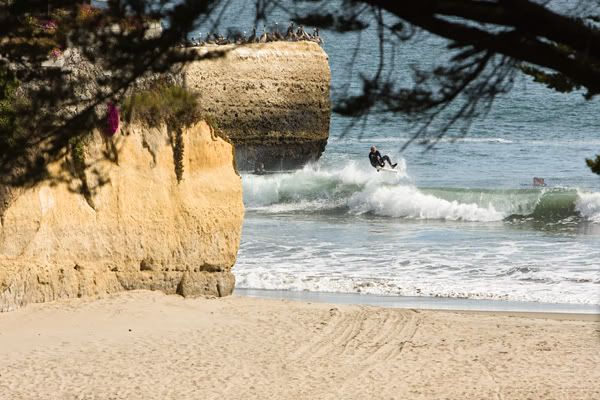 IMAGE: http://img.photobucket.com/albums/v333/surfkahakai/Surfing/20080519_blacks003.jpg