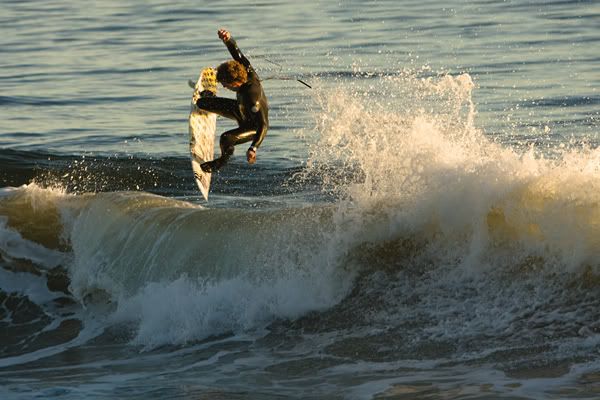 IMAGE: http://img.photobucket.com/albums/v333/surfkahakai/Surfing/20090117_mos005.jpg
