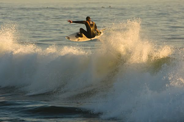 IMAGE: http://img.photobucket.com/albums/v333/surfkahakai/Surfing/20090117_mos010.jpg