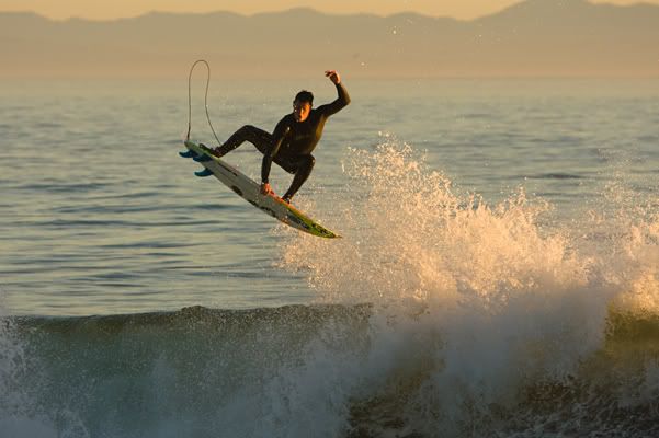 IMAGE: http://img.photobucket.com/albums/v333/surfkahakai/Surfing/20090117_mos013.jpg