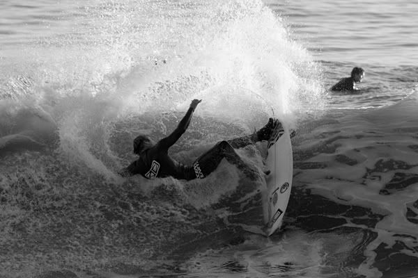 IMAGE: http://img.photobucket.com/albums/v333/surfkahakai/Surfing/20090117_mos015.jpg