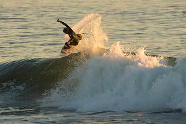 IMAGE: http://img.photobucket.com/albums/v333/surfkahakai/Surfing/20090117_mos016.jpg