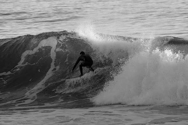 IMAGE: http://img.photobucket.com/albums/v333/surfkahakai/Surfing/20090117_mos019.jpg