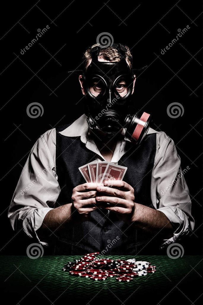 joueur-de-poker-avec-un-masque-de-gaz-su