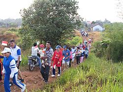 Jalan santai; peserta melewati jalan perkampungan (tianarief)