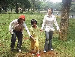Fay dituntun Tante Ari (kiri) dan Kak Ida (kanan) (Photo Courtesy of Agung Mbot)