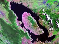 Danau Toba difoto oleh Landsat (NASA/wikipedia.org)