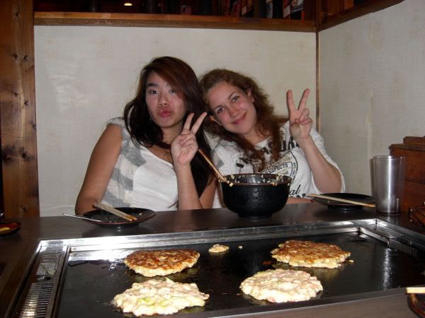 Yong og Ingrid på okonomiyaki-restauranten
