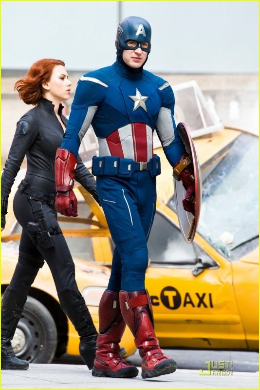 scarlett-johansson-chris-evans-jeremy-renner-avengers-park-ave-10__scaled_800.jpg