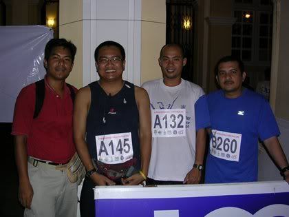 With kawan2 yg sentiasa selisih/chatted on running race. Left: Rizal, Mahathir and.. lupa la nama abang..