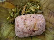 My lunch - Sedap beb! Licin aku sapu. Nasi beras huma + Goreng sayur-sayuran dengan ikan kering. Bungkus dgn daun.