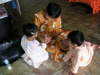 Kids raya with them mum