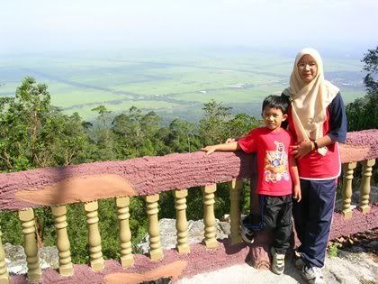 Bergambar dihujung air terjun