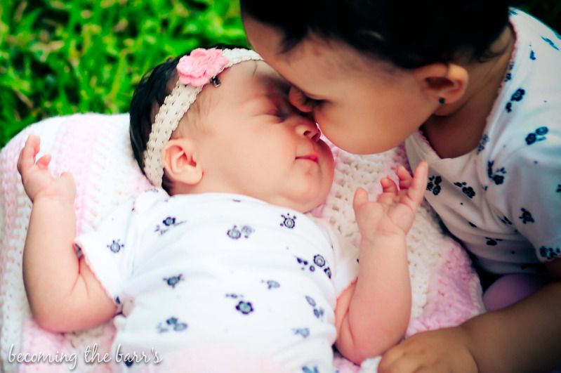 newborn sisters photo ideas