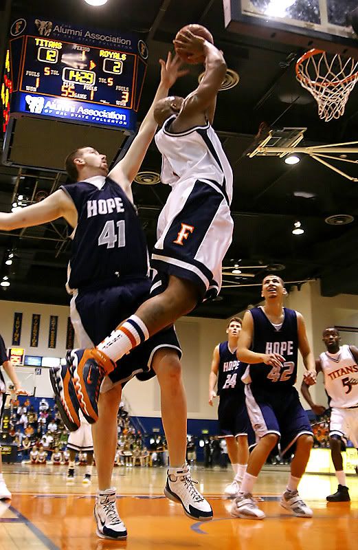 IMAGE: http://img.photobucket.com/albums/v362/bryanlc/Titan%20Photos/11-20%20vs%20Hope%20Int/EB1A7010_filtered-a.jpg