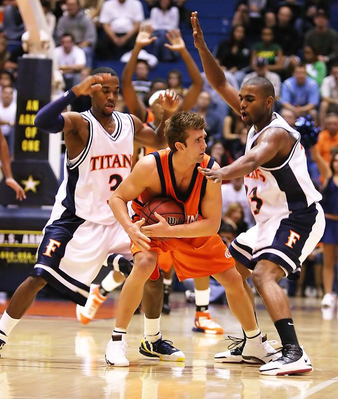 IMAGE: http://img.photobucket.com/albums/v362/bryanlc/Titan%20Photos/11-23%20vs%20Pepperdine/IMG_7286_filtered-a.jpg