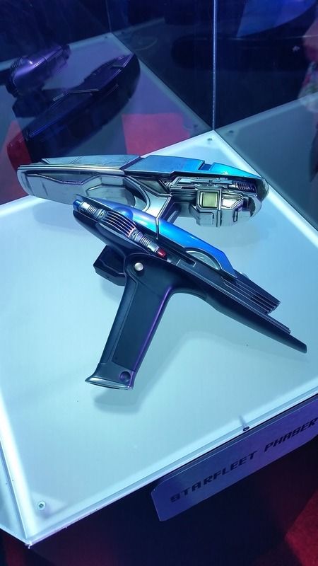 Star%20Trek%20Beyond%20fan%20event%20costume%20display%20phaser_zpsvejrwn12.jpg