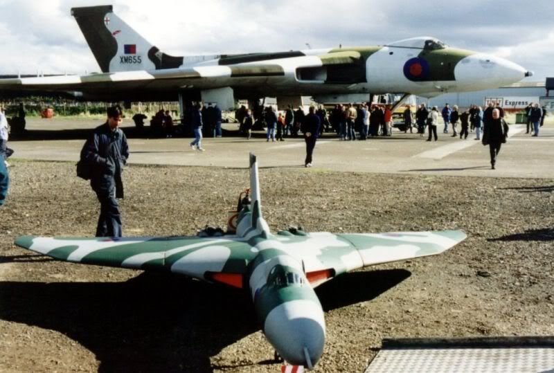 http://img.photobucket.com/albums/v37/I8Spotters/Non%20Airshow%202008/VulcanXM655-Wellesbourne1998.jpg