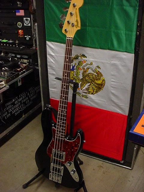 http://img.photobucket.com/albums/v371/Hammon/Dark%20Star%20Basses/Juan2.jpg