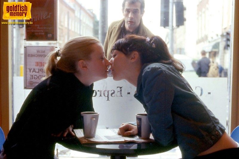 [http://img.photobucket.com/albums/v373/JoZ/Kissing_girls_800.jpg]