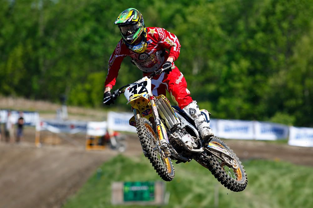 IMAGE: http://img.photobucket.com/albums/v373/squid31/2008%20Nationals/St%20Julie/_MG_5738.jpg