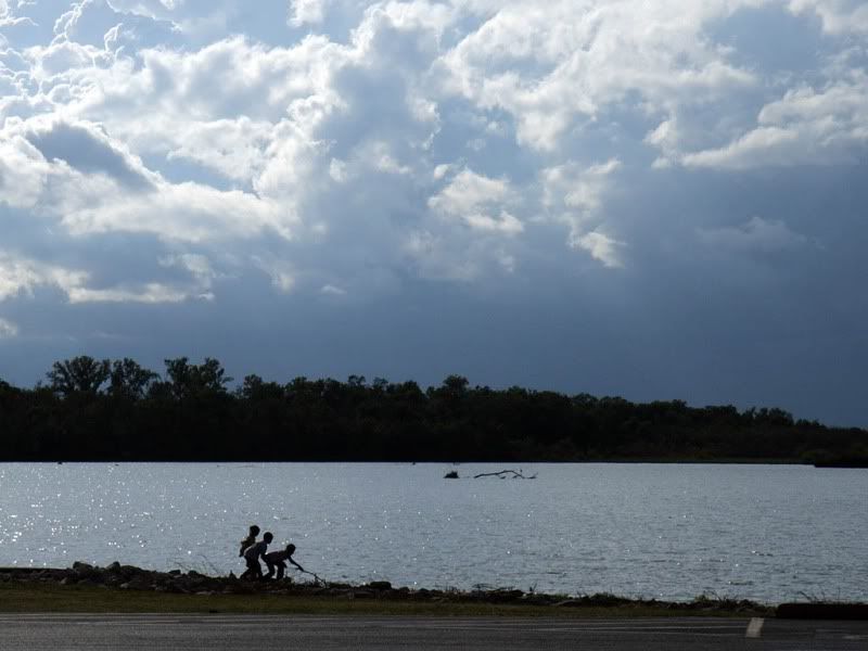 IMAGE: http://img.photobucket.com/albums/v374/Warunk/childrenatriver.jpg