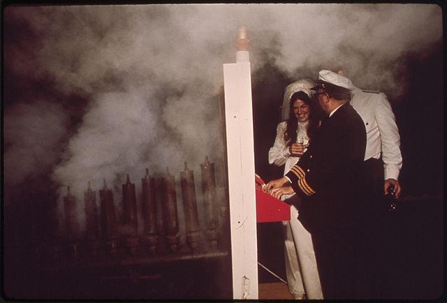640px-WEDDING_ON_THE_BELLE_OF_LOUISIANA._PADDLEWHEEL_STEAMBOAT_IS_OWNED_BY_THE_CITY_OF_LOUISVILLE_AND_JEFFERSON_COUNTY_-_NARA_-_543973.jpg