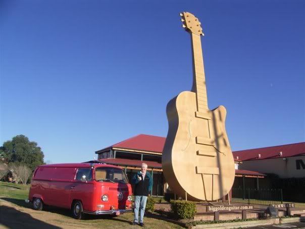 http://img.photobucket.com/albums/v388/Lobus/big%20things/goldenguitarkombi1.jpg