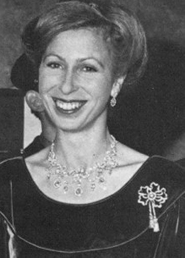 Royal Jewels of the World Message Board: Re: Her Diamond Bow brooch