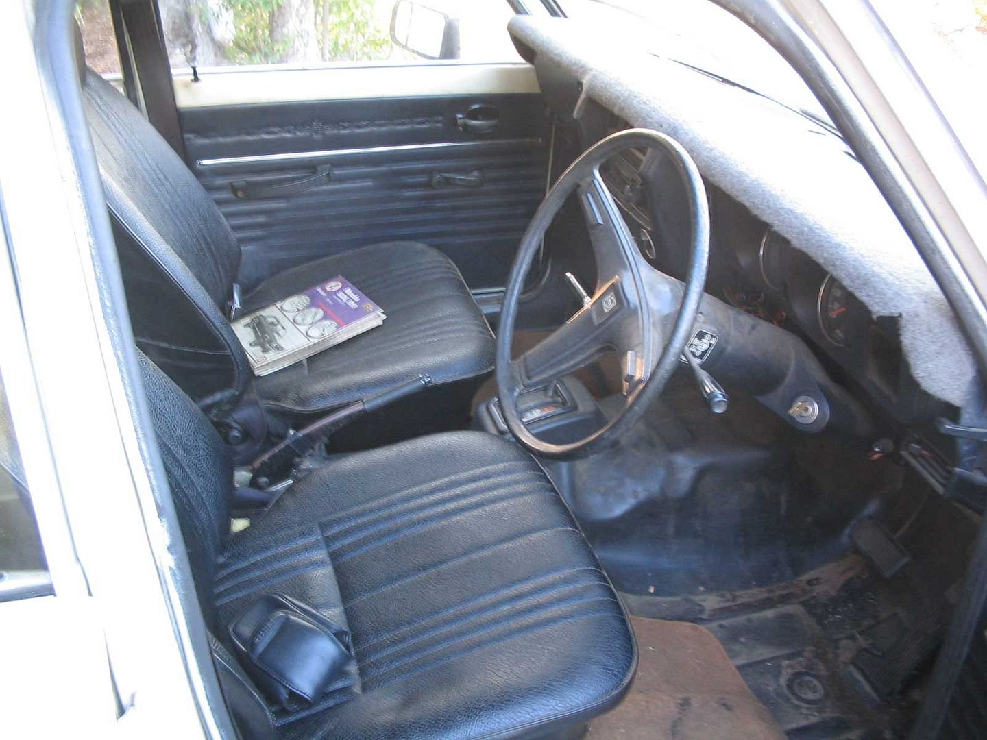 http://img.photobucket.com/albums/v390/C110GTR/FA3TS-Interior.jpg