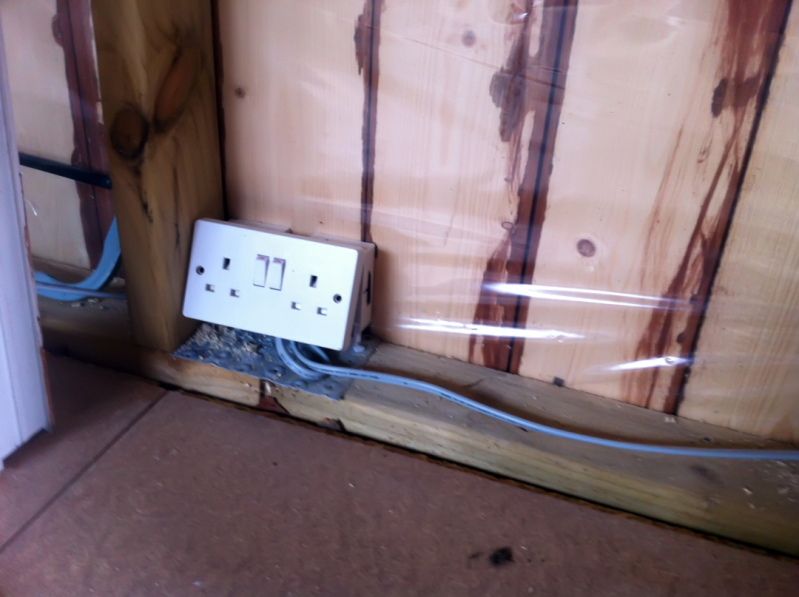 IMAGE: http://img.photobucket.com/albums/v391/PCthug/shed/IMG_0572.jpg