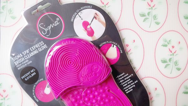 SIGMA Spa Express Brush Cleaning Glove (Review)
