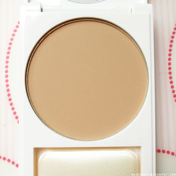 Revlon Nearly Naked Pressed Powder 020 light pale swatch