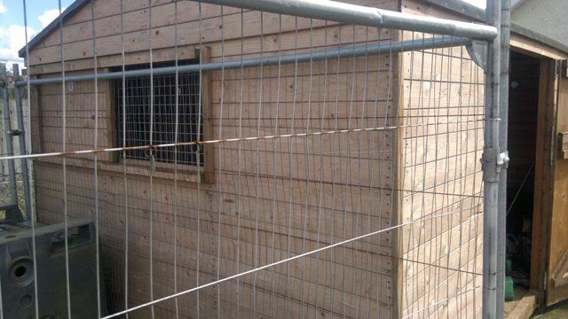 10ft x 12ft Stable/Shed & Dog Run/Temp Fencing with gate