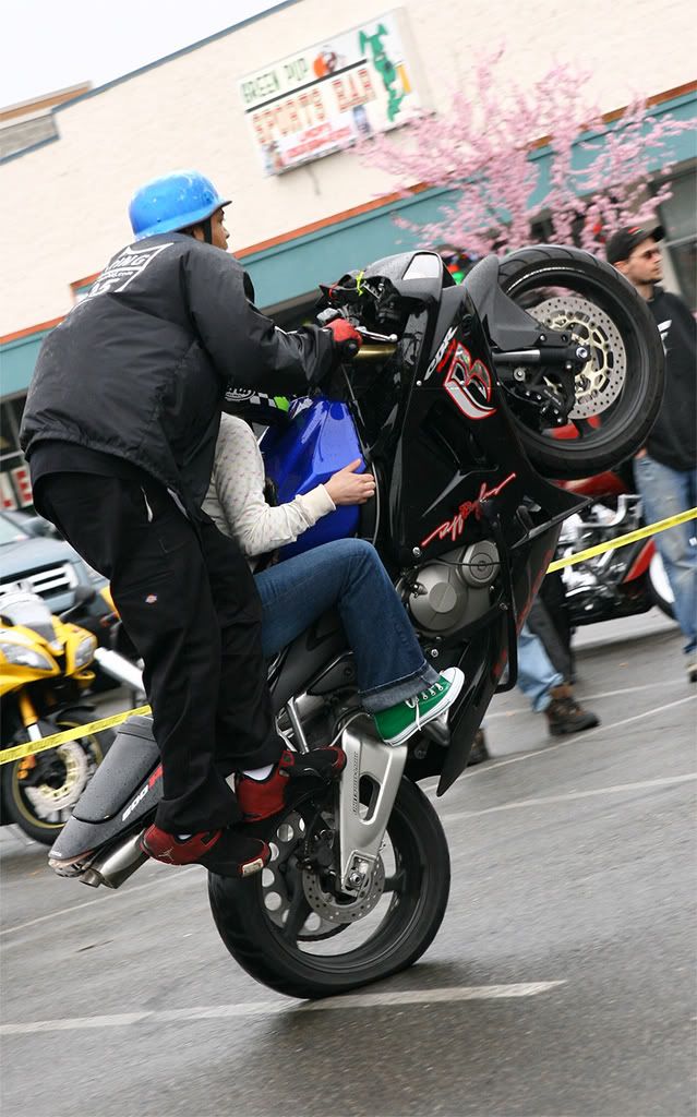 IMAGE: http://img.photobucket.com/albums/v40/rbalt10129/STUNTBIKE20.jpg