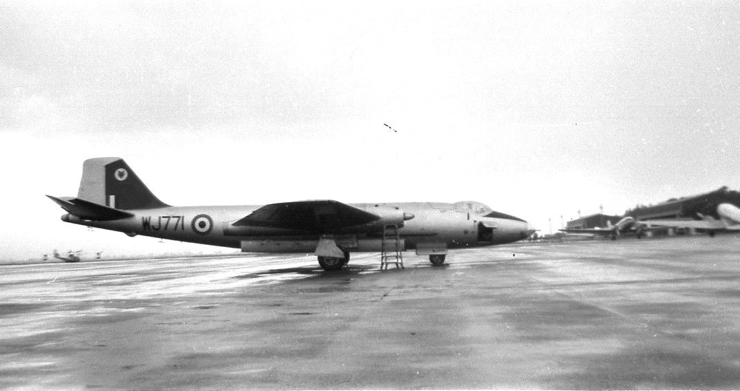 http://img.photobucket.com/albums/v405/Aeroclub/Canberra771libya-1.jpg