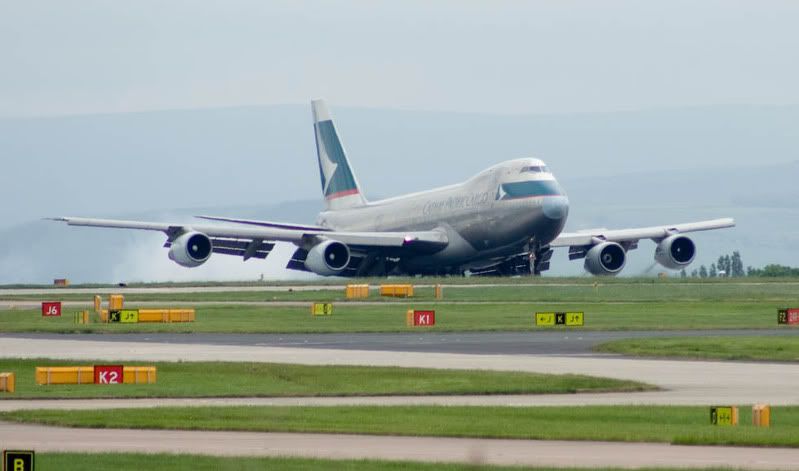 IMAGE: http://img.photobucket.com/albums/v406/scottellis/CathayPacific747-200.jpg