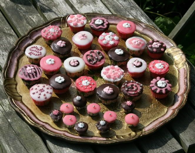 http://img.photobucket.com/albums/v407/Arinka/juffencakejes.jpg