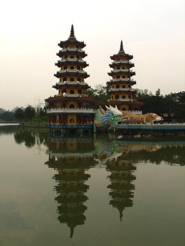 IMAGE: http://img.photobucket.com/albums/v409/blacvios/S2IS/reflection1.jpg