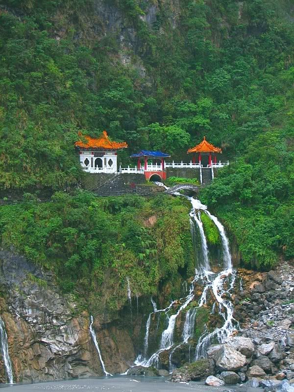 IMAGE: http://img.photobucket.com/albums/v409/blacvios/S2IS/water1.jpg