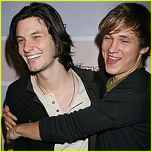 william-moseley-ben-barnes-hug.jpg