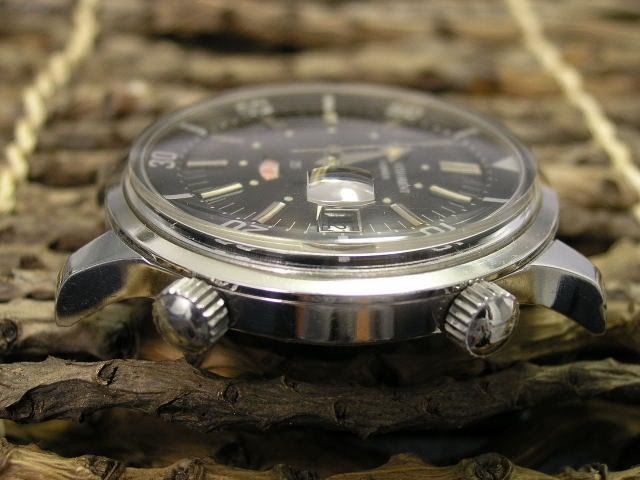 http://img.photobucket.com/albums/v411/kew/Orient%20King%20Diver%2025%20Jewels/OrientKingDiver25Jewels02.jpg