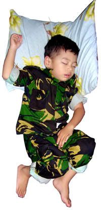 Afif lelap dalam tidur, dengan kostum tentara kesukaannya.